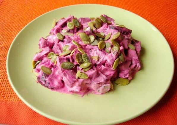 Rübensalat mit Kürbissamen, die vor Prostatitis gespart wurden